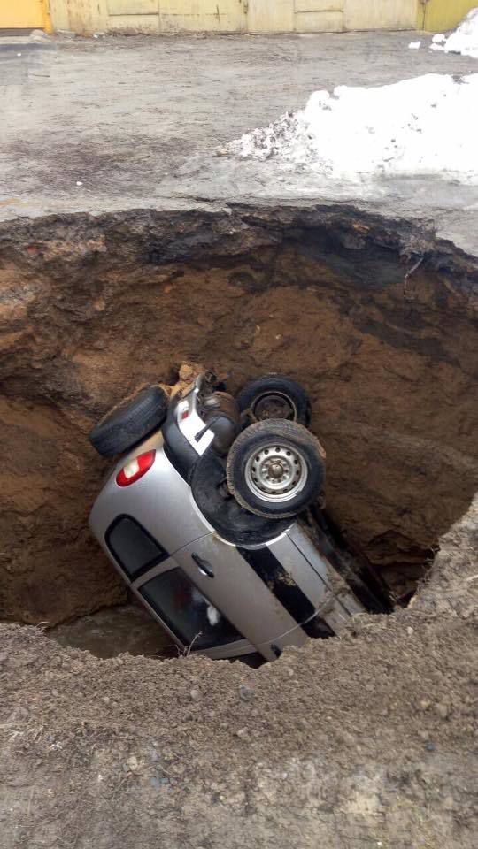 У Харкові автомобіль провалився під землю. Фото. Автомобіль впав у яму глибиною в кілька метрів.