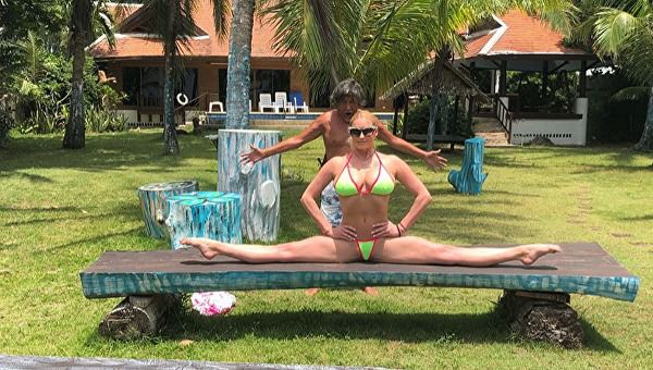 Анастасія Волочкова полетіла відпочивати до Таїланду. Балерина поділилася знімком з басейну.
