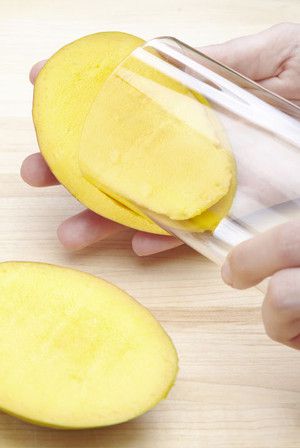 Найпростіший та найшвидший спосіб почистити ківі, манго та авокадо