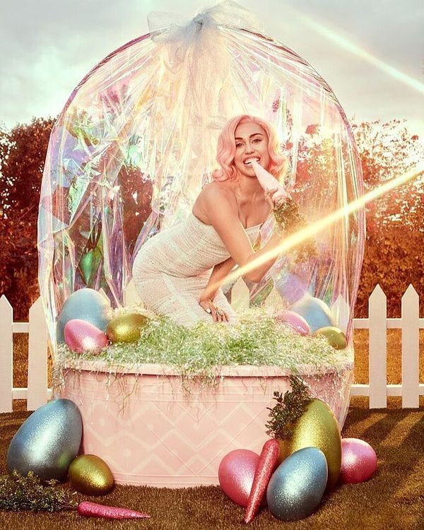 Майлі Сайрус знялася в провокаційній фотосесії з нагоди Великодня!. Схоже, відтепер Великдень — наше улюблене свято.