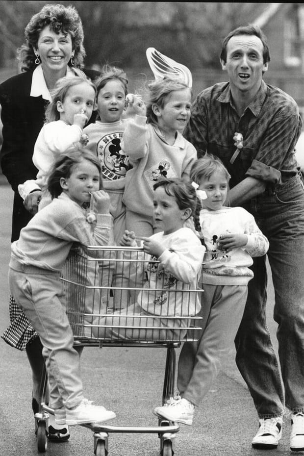 35 років потому: як склалася доля єдиних у світі дівчаток-шестерняшек (Фото). 18 листопада 1983 року в родині Уолтон народилися шестеро дівчаток — Ханна, Рут, Люсі, Кейт, Джен і Сара, стали першими в світі, які вижили, дівчатками-шестерняшками.
