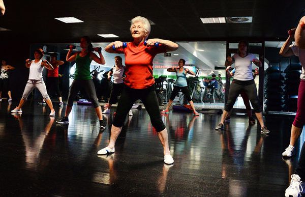 91-річна гімнастка творить таке, що підлітки позаздрять (Фото). 91-річна Джоанна Каас завоювала 11 медалей серед літніх спортсменів і радує публіку своїми чудовими виступами.