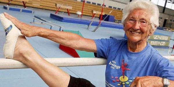 91-річна гімнастка творить таке, що підлітки позаздрять (Фото). 91-річна Джоанна Каас завоювала 11 медалей серед літніх спортсменів і радує публіку своїми чудовими виступами.