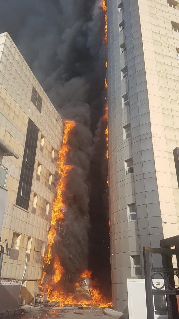 У Стамбулі сталася пожежа у багатоповерховій лікарні. Вогонь швидко охопив зовнішню обшивку будівлі.