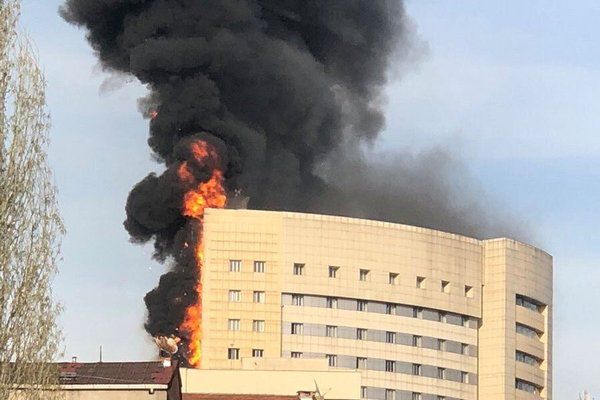 У Стамбулі сталася пожежа у багатоповерховій лікарні. Вогонь швидко охопив зовнішню обшивку будівлі.