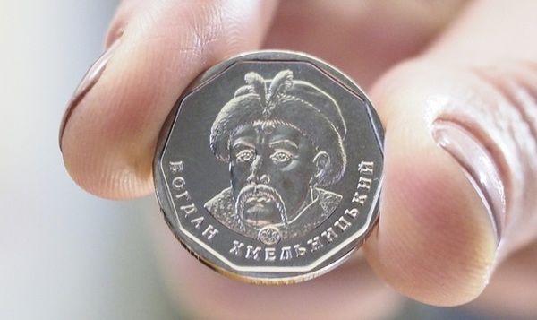 Коли з'являться нові металеві гроші. В Україні нові монети номіналом 1 і 2 гривні з'являться в касах банків 27 квітня.