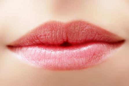 Фахівці  назвали жінку з найсексуальнішими губами...і це не Анджеліна Джолі. Згідно з безлічі проведених досліджень, найбільш сексуальними вважаються жінки, у яких верхня губа дорівнює нижній.