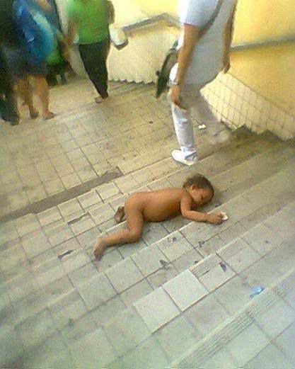 Жахливе фото: немовля лежить на сходах - і всім все одно!. Куди котиться світ?!