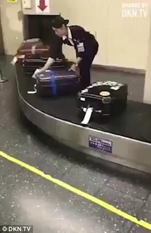 В аеропортах Японії валізи ЧИСТЯТЬ перед тим, як віддати пасажирам!. У нас теж "чистять", тільки вміст.