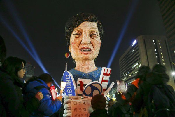 Колишнього президента Кореї засудили до 24 років в'язниці. Причина — корупція!. По заслугах.