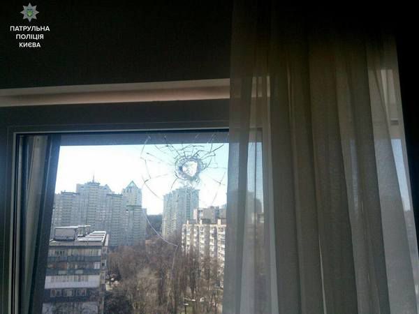 У Києві компанія п'яних людей стріляла по вікнах житлових будинків. Перед Великоднем у Києві п'яна компанія влаштувала стрілянину по вікнах багатоповерхівок.
