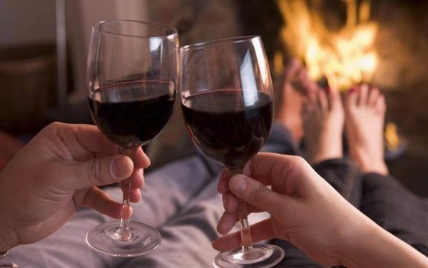 Головні причини не відмовляти собі в келиху вина перед сном. Келих червоного вина на ніч не тільки не зашкодить вашому здоров'ю, але і благотворно вплине на сон.