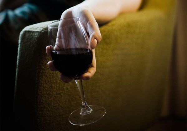 Головні причини не відмовляти собі в келиху вина перед сном. Келих червоного вина на ніч не тільки не зашкодить вашому здоров'ю, але і благотворно вплине на сон.