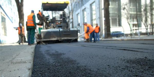 Українцям обіцяють відчутні зміни на дорогах вже в цьому році. У цьому році на ремонт доріг уряд виділив безпрецедентну суму – 47 мільярдів гривень.