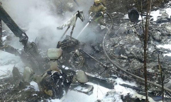 У Хабаровську на вулиці впав вертоліт, екіпаж загинув. Вертоліт Мі-8 здійснив жорстку посадку на одній з вулиць російського Хабаровська.