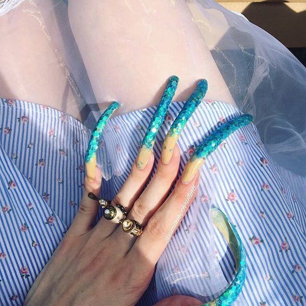 Дівчина протягом 4 років не стригла свої нігті (Фото). Симона Тейлор, відрощує свої нігті з 2014 року, і зараз їх довжина заважає дівчині навіть нормально одягатися.