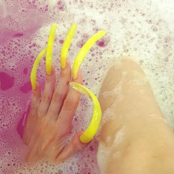 Дівчина протягом 4 років не стригла свої нігті (Фото). Симона Тейлор, відрощує свої нігті з 2014 року, і зараз їх довжина заважає дівчині навіть нормально одягатися.