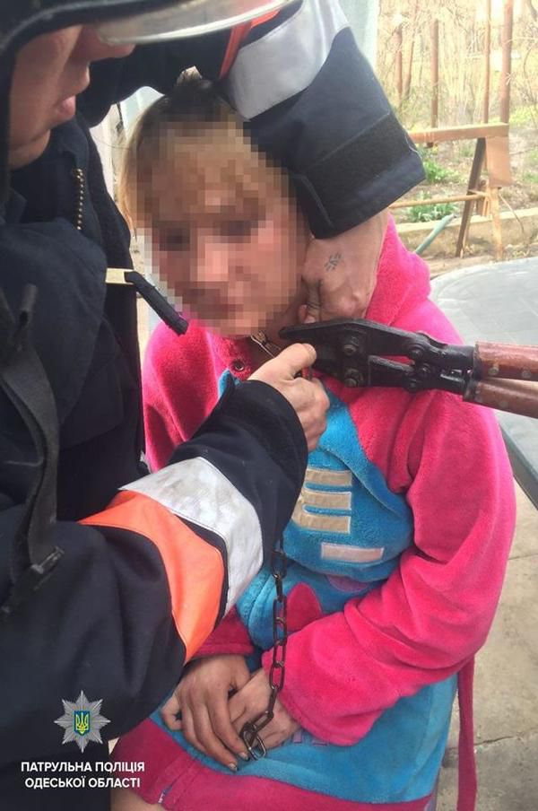 В Одесі врятували жінку, яку прикували ланцюгом за шию до стіни. В Одесі поліцейські звільнили жінку, яку прикували ланцюгом в одному з будинків.
