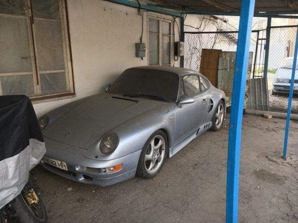 В Одесі знайшли покинутий Porsche 911. Автомобіль стоїть на вулиці і покривається товстим шаром пилу.