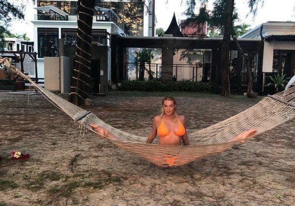 На відпочинку в Таїланді Анастасія Волочкова роздяглася і сховалася за гілкою. В Instagram Анастасія за традицією ділиться з підписниками відвертими фотографіями.