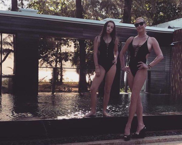 На відпочинку в Таїланді Анастасія Волочкова роздяглася і сховалася за гілкою. В Instagram Анастасія за традицією ділиться з підписниками відвертими фотографіями.