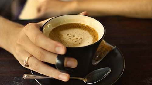 Чому вкрай важливо для здоров'я вашу улюблену чашку кави мити частіше. Чашку слід мити регулярно, бо при відсутності належного догляду в ній збираються мікроби.