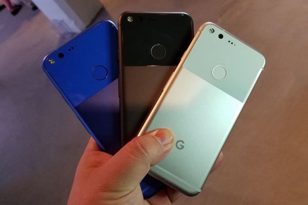 Google прибирає з виробництва смартфони Pixel та Pixel XL. Компанія Google припиняє збірку та реалізацію смартфонів Pixel і Pixel XL. Їх більше немає в інтернет-магазині корпорації.