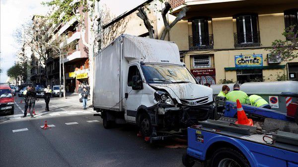 В Іспанії вантажівка в'їхала у групу перехожих. Є постраждалі. У Барселоні вантажний автомобіль на повної швидкості в'їхав у групу людей на вулиці. Постраждали вісім людей.