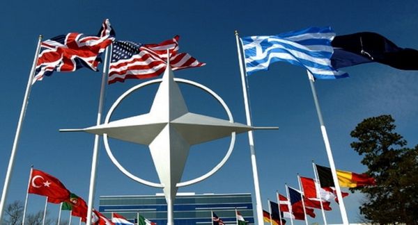 В ООН та НАТО відреагували на удари США, Франції та Британії. Міжнародне співтовариство розглядає застосування хімічної зброї в Сирії як загрозу міжнародному миру і безпеці.