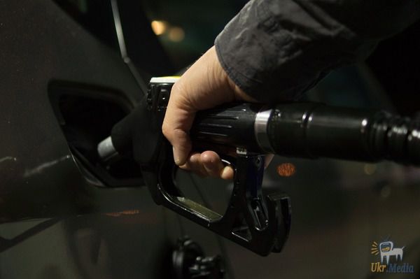 Бензин та дизпаливо можуть різко подорожчати. Влада розглядає ідею введення 30% мита на імпортні нафтопродукти.