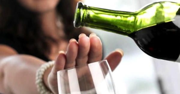 Фахівці знайшли зв'язок між кількістю випитого алкоголю і тривалістю життя. Міжнародна група вчених довела на великій вибірці, що тижнева порція алкоголю, що перевищує 100 грамів, збільшує ризик смертності у майбутньому.