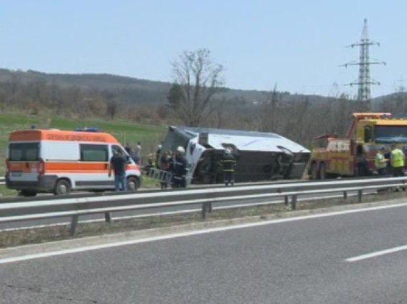 У Болгарії сталася масштабна ДТП: є загиблі і поранені. У Болгарії не менше шести осіб загинули і ще близько 20, включаючи дитину, постраждали в результаті зіткнення автобуса з легковим автомобілем на автомагістралі "Фракія" на схід від столиці країни, Софії.
