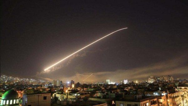США атакували Сирію з трьох сторін і з неба. За даними Міноборони США, американські, французькі та британські військові атакували три цілі, випустивши з ним загалом 105 крилатих ракет.