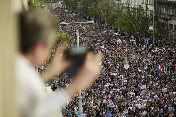 Десятки тисяч угорців протестують проти перемоги на виборах Орбана. Десятки тисяч угорців взяли участь у найбільшій демонстрації опозиції в Будапешті.