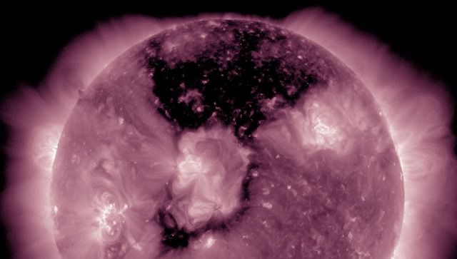 Астрономи: На Сонці відкрилися три корональних отвори. Астрономи поділилися своїми спостереженнями за Сонцем: на ньому відкрилися три корональні діри. Для Землі їх збільшення може стати ознакою, геомагнітного шторму, який  наближається.