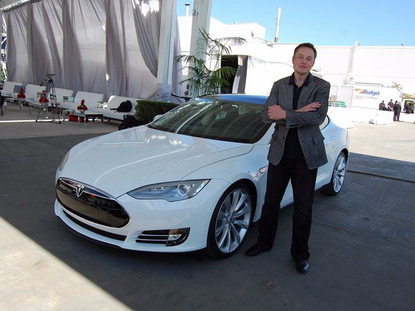 Ілон Маск пообіцяв прибуткову Tesla в третьому кварталі. Тиск на компанію зростає, акціонери вже судяться.