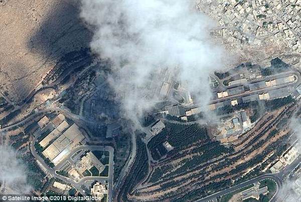 Супутникові фотографії знищених фабрик хімічної зброї Асада. Нові супутникові знімки демонструють, як цілі постраждали від вибуху в суботу в Сирії, де три об'єкти були знищені.