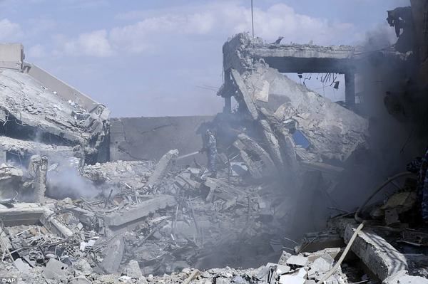 Супутникові фотографії знищених фабрик хімічної зброї Асада. Нові супутникові знімки демонструють, як цілі постраждали від вибуху в суботу в Сирії, де три об'єкти були знищені.