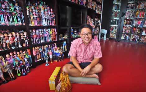 Він назбирав більше 10 000 ляльок Барбі. Чоловікові з Сінгапуру належить більше 10 000 ляльок Барбі, на які він витратив більше $500 000.