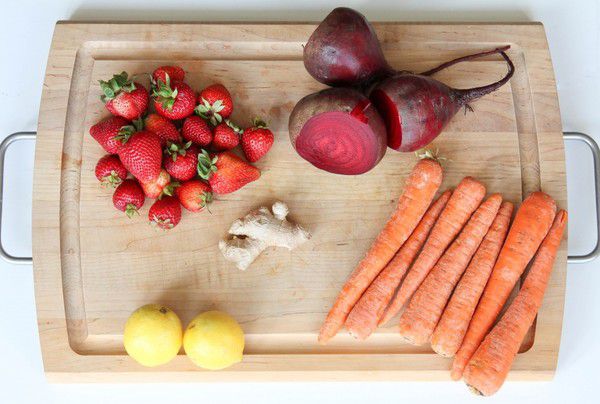 Поєднуємо ягоди з овочами. Цей сік ви повинні спробувати!. З настанням весни зазвичай хочеться чогось новенького в їжі та напоях. Тим більше після зими потрібно наситити свій організм вітамінами.