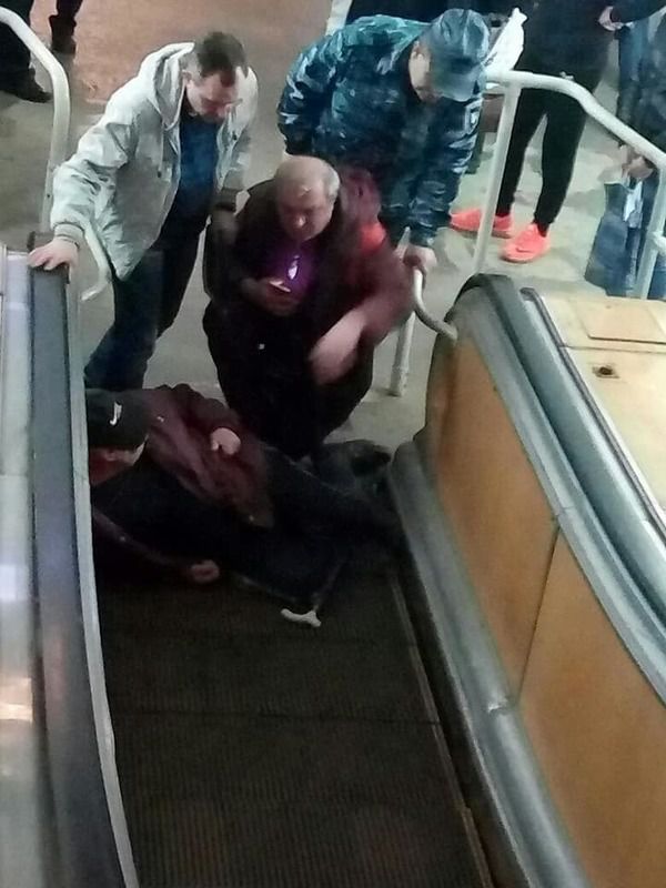 В Харкові на станції метро «Площа Конституції» у чоловіка затягнуло куртку під гребінку ескалатора. На станції «Площа Конституції» була припинена робота одного з ескалаторів із-за попадання в гребінку ескалаторного полотна.