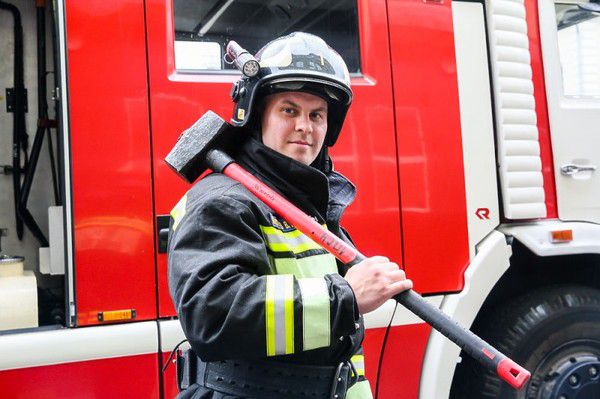 17 квітня - День пожежної охорони.  Так вже вийшло, що працівники пожежної охорони відзначають своє професійне свято двічі в році.