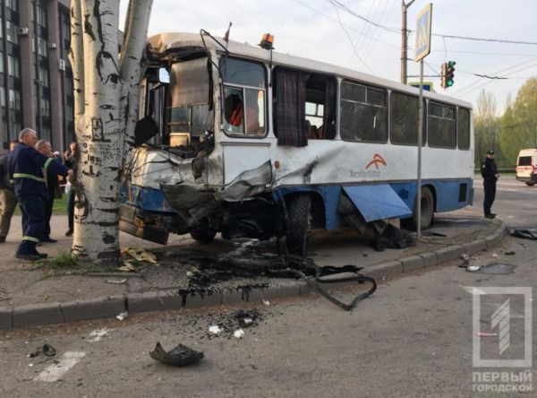 У Кривому Розі в ДТП з маршруткою і автобусом загинули сім чоловік. У Кривому Розі 17 квітня сталося страшне ДТП з сімома загиблими.