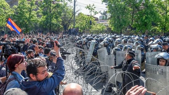 Масові протести в Єревані: є перші постраждалі. У Єревані госпіталізовано 46 осіб після зіткнення демонстрантів і поліції.
