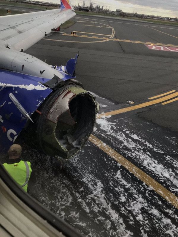 Аварійна посадка літака в США, двигун вибухнув у повітрі. Постраждали 10 людей.