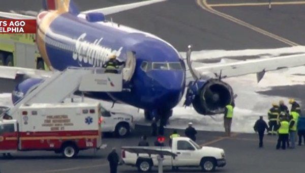 У Філадельфії уламками двигуна від літака вбито пасажира. Літак авіакомпанії Southwest Airlines здійснив екстрену посадку в аеропорту Філадельфії через проблеми з одним з двигунів. В результаті НП загинула одна людина, ще кільком була надана медична допомога.