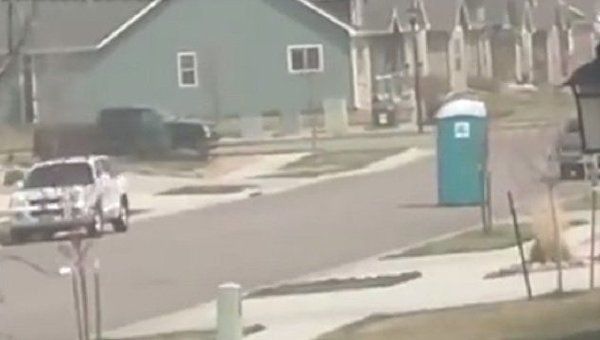 В Інтернеті набирає популярність вірусне відео "туалет втікає". В американському штаті Колорадо очевидець встиг зняти на відео, як кабінка переносного туалету швидко біжить з вулиці під впливом сильного вітру.
