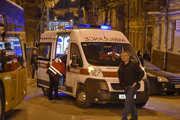 У Києві п'яна компанія в тролейбусі порізала двох хлопців. Відео. 18 квітня в тролейбусі біля Майдану Незалежності побилася компанія п'яних хлопців. Двоє отримали ножове поранення.