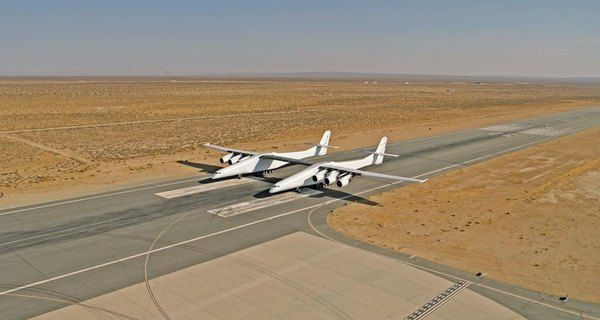 Найбільший літак у світі може зробити перший політ цього літа. Компанія Stratolaunch Systems планує провести тестовий політ свого гігантського літака вже цього літа.