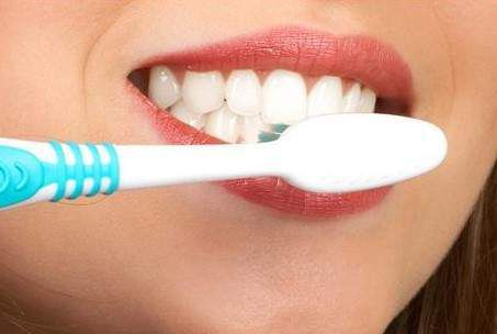 Стоматологи спростували загальний міф про чищення зубів. Фахівці не рекомендують чистити зуби відразу після сніданку.